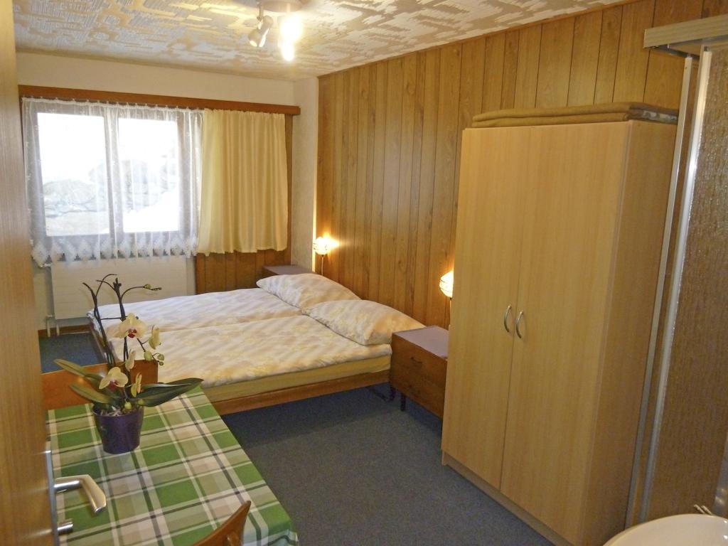 Pension Schoenblick Saas-Grund Szoba fotó