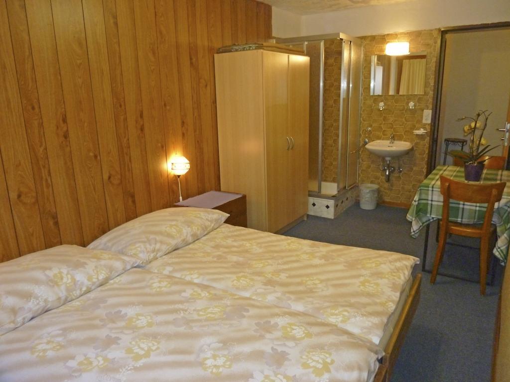 Pension Schoenblick Saas-Grund Szoba fotó