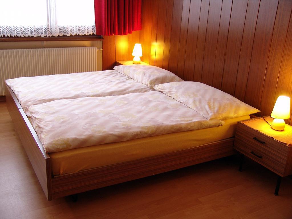 Pension Schoenblick Saas-Grund Szoba fotó